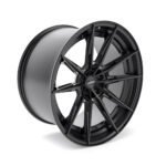 Detaliu spițe și centru prelucrat CNC al jantei AP. FORGED 10 – design agresiv și finisaj premium pentru performanță auto de top