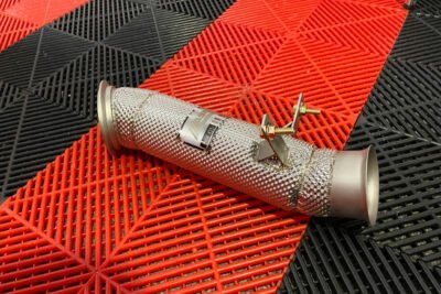 Schemă explicativă a unui downpipe montat după turbocompresor – flux de evacuare optimizat cu piesă ASM Tuning România