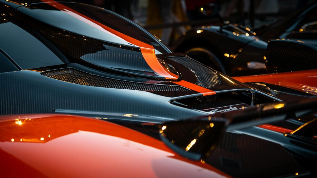 Comparație între fibră de carbon reală și carbon look în tuning auto – carbon autentic 3K vs imitație plastic – ASM Tuning România
