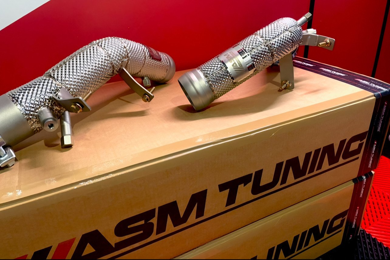 Downpipe auto sport din inox montat pe un motor performance, compatibil cu norme RAR România