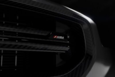 Body kit din fibră de carbon care reduce greutatea mașinii și îmbunătățește accelerația și manevrabilitatea