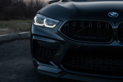 Capotă din fibră de carbon cu fante de aerisire pe o mașină sport; componenta reduce greutatea și îmbunătățește răcirea motorului
