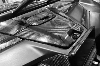 Piese din Fibră de Carbon: De Ce Sunt Alegerea Ideală în Tuning Auto Componentă auto din fibră de carbon rezistentă la intemperii și uzură, montată pe mașină sport