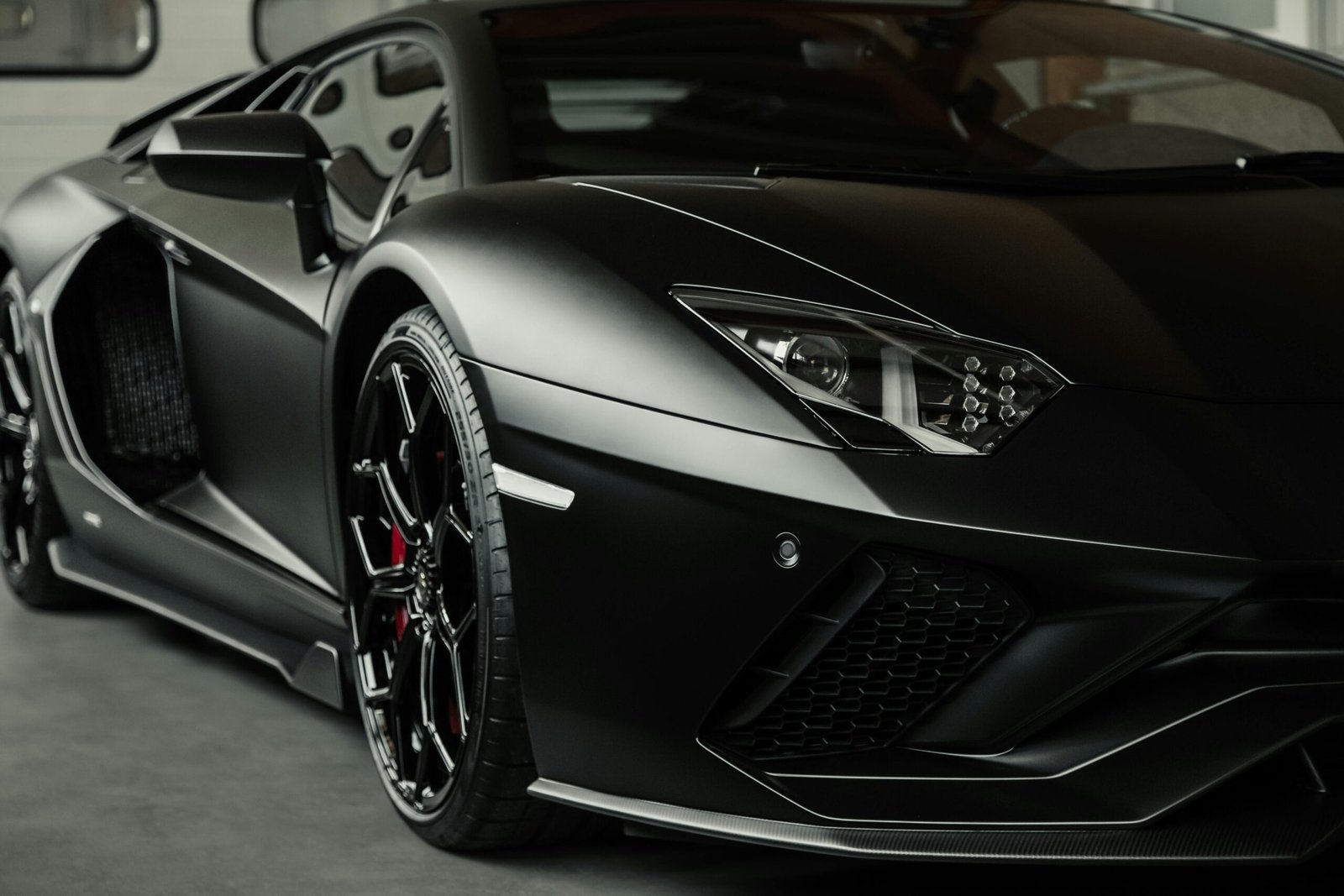 Fibra De Carbon vs Fibra De Sticlă – Ce Alegi In Tuning Auto