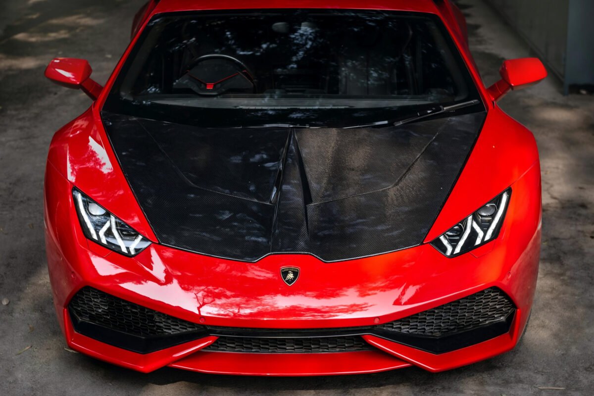 Piese din fibră de carbon aplicate pe mașină sport modernă – tuning de performanță și stil premium