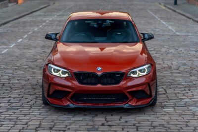 Mașină sport cu splitter frontal din fibră de carbon; componenta reduce portanța și îmbunătățește stabilitatea la viteze mari