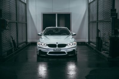 Splitter frontal din fibră de carbon montat pe un BMW M4 – îmbunătățește aerodinamica și stabilitatea la viteze mari