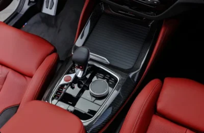 Interior auto premium cu accente din fibră de carbon – consolă centrală și volan ASM Tuning România 2026 pentru BMW, Audi și Porsche
